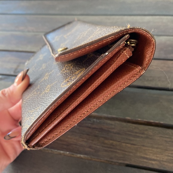 Authentic Louis Vuitton Sarah Wallet with unbranded gold chain included - Picture 10 of 14